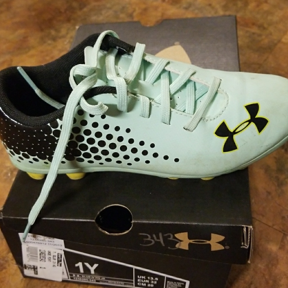 Used cleat  shoes, unisex color